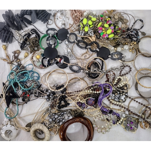 198 - Collection of Vintage and Modern Costume Jewellery Featuring Bracelets, Necklaces, Brooches, Bangles... 