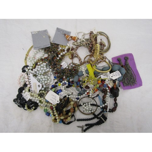 90 - Selection of Costume Jewellery