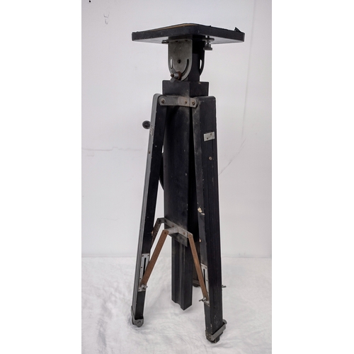 224 - Gandolfi Ebonised Mechanical Heavy Quality Extending Tripod With Fixed Winding Handle & Leather Carr... 