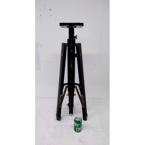 224 - Gandolfi Ebonised Mechanical Heavy Quality Extending Tripod With Fixed Winding Handle & Leather Carr... 