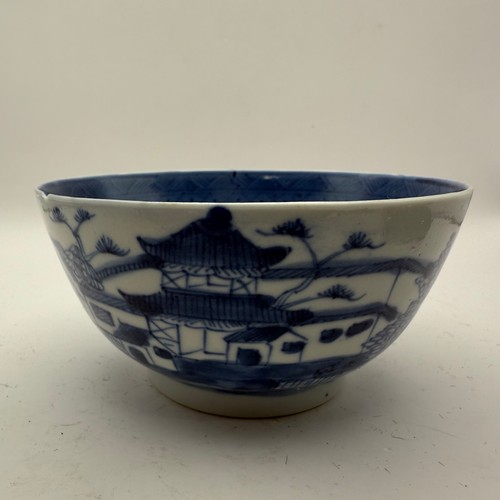 226 - Chinese Qing Dynasty Qianlong Porcelain Export Blue and White Willow Pattern Bowl. Some Fritting to ... 