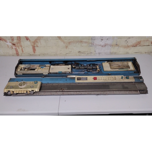 40 - Jones KH‑588 Knitting Machine Vintage Standard-Gauge Electric Machine with Blue Hard Case and Access... 