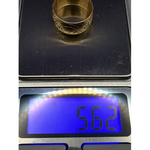 25 - 9ct Gold Wide Engraved Band Ring with Engraved Scroll Decoration Fully Hallmarked 375 approx 5.6g