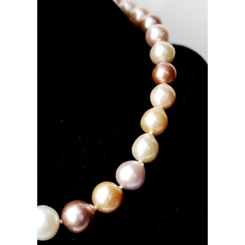21 - A STRING OF FRESHWATER CULTURED PEARLS IN SHADES OF WHITE, PEACH, PALE AND DARK PINK
Fastened with a... 
