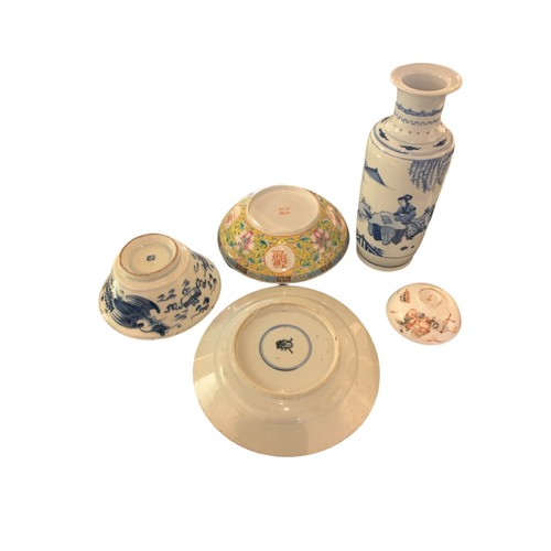 85 - A COLLECTION OF FIVE CHINESE PORCELAIN ITEMS 
To include a famille rose shallow bowl having circular... 