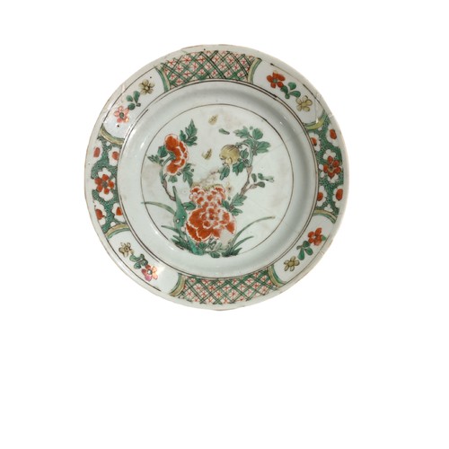 85 - A COLLECTION OF FIVE CHINESE PORCELAIN ITEMS 
To include a famille rose shallow bowl having circular... 