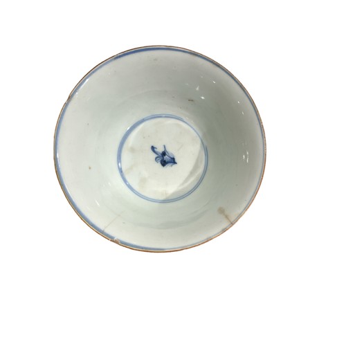 85 - A COLLECTION OF FIVE CHINESE PORCELAIN ITEMS 
To include a famille rose shallow bowl having circular... 