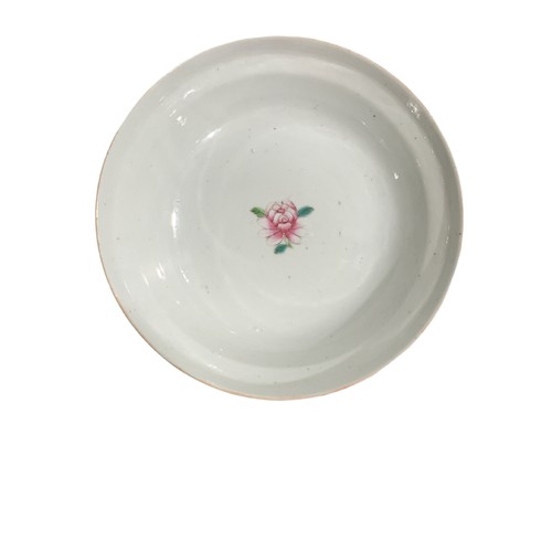 85 - A COLLECTION OF FIVE CHINESE PORCELAIN ITEMS 
To include a famille rose shallow bowl having circular... 