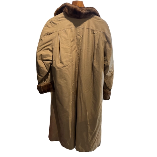 109A - A VINTAGE TAN/BROWN FUR LINED 80’S VINTAGE TRENCH/RAIN COAT.
(size M)