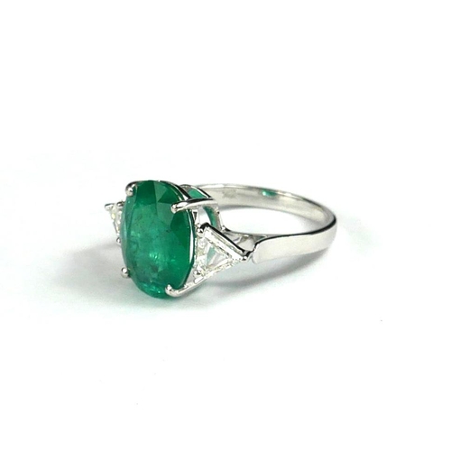 30 - AN 18CT WHITE GOLD, OVAL CUT EMERALD AND ROSE CUT BRILLIANT CUT DIAMOND TRILOGY RING
with WGI certif... 