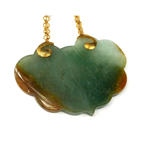 5 - A LARGE 14CT GOLD AND CARVED JADE PENDANT 
Suspended by a jade and gold link necklace.
(gross weight... 