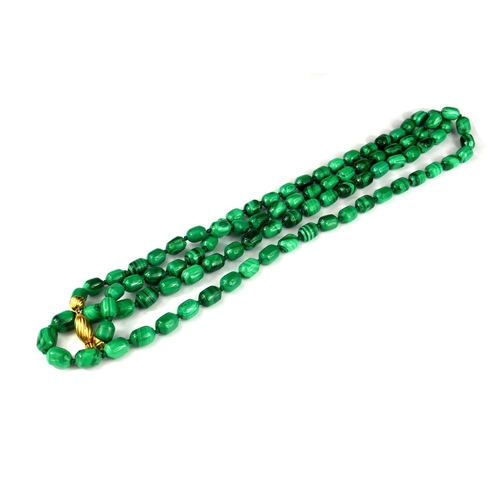 59 - AN 18CT GOLD CLASPED MALACHITE BARREL BEAD NECKLACE. 
(58.5cm)