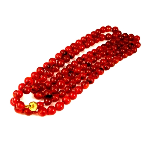 63 - A 9CT GOLD CLASPED CARNELIAN BEAD NECKLACE. 
(69.5cm)