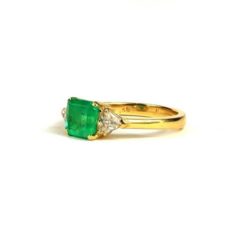 88A - AN 18CT YELLOW GOLD STEP CUT EMERALD AND TRILLIANT CUT DIAMOND THREE STONE RING.  (Emerald 1.45ct. D... 