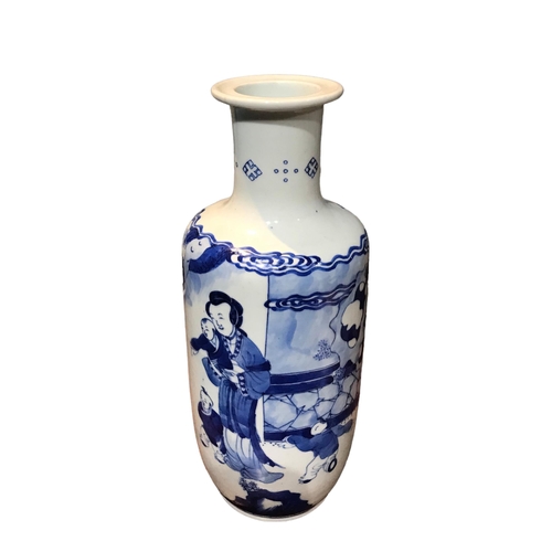 126 - A CHINESE BLUE AND WHITE BANGCHUIPING/ROULEAU SHAPED VASE 
Decorated with a mother and children amon... 