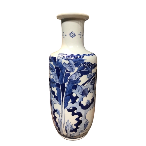 126 - A CHINESE BLUE AND WHITE BANGCHUIPING/ROULEAU SHAPED VASE 
Decorated with a mother and children amon... 