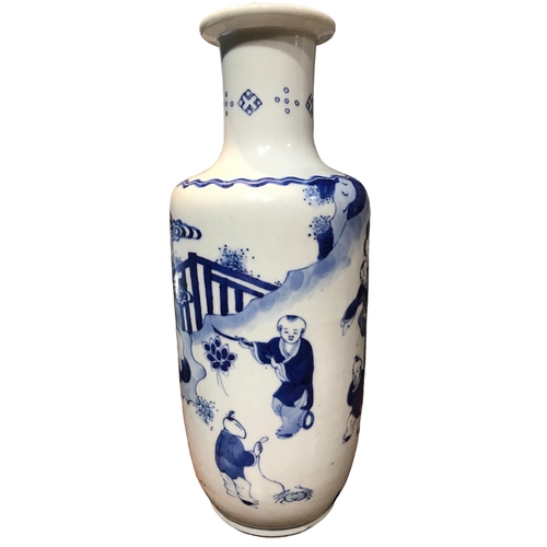 126 - A CHINESE BLUE AND WHITE BANGCHUIPING/ROULEAU SHAPED VASE 
Decorated with a mother and children amon... 