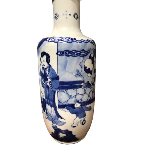 126 - A CHINESE BLUE AND WHITE BANGCHUIPING/ROULEAU SHAPED VASE 
Decorated with a mother and children amon... 