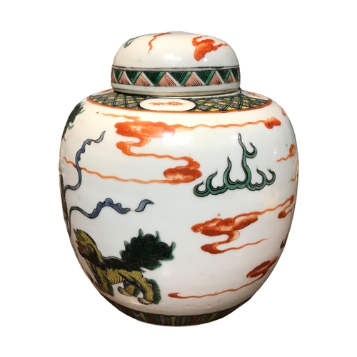 141 - A CHINESE FAMILLE VERTE GINGER JAR DECORATED WITH DOGS OF FO AMONGST CLOUDS. 
(h 14.6cm x diameter 1... 