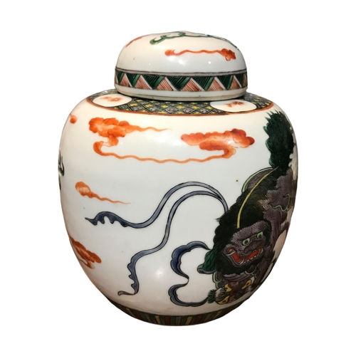 141 - A CHINESE FAMILLE VERTE GINGER JAR DECORATED WITH DOGS OF FO AMONGST CLOUDS. 
(h 14.6cm x diameter 1... 