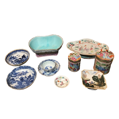 144 - A COLLECTION OF 18TH CENTURY AND LATER CHINESE PORCELAIN ITEMS 
To include a Kangxi period figural d... 