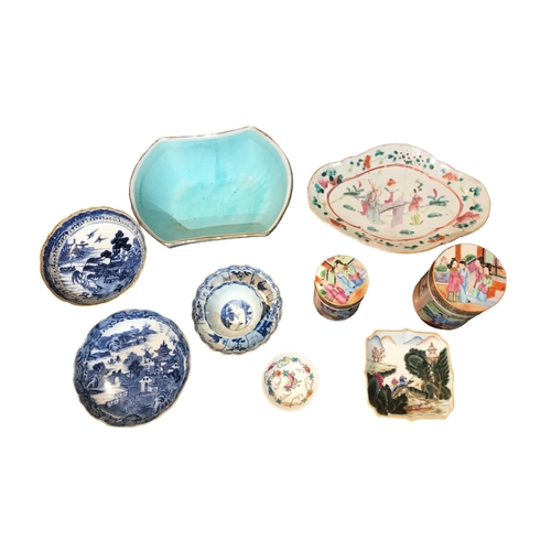 144 - A COLLECTION OF 18TH CENTURY AND LATER CHINESE PORCELAIN ITEMS 
To include a Kangxi period figural d... 