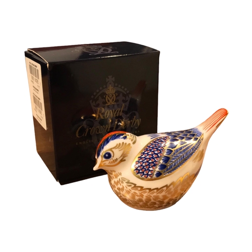 187 - ROYAL CROWN DERBY, A GOLD BUTTONED GOLDCREST BIRD 
In original box. 
(h 5.5cm x w 9cm x depth 5.6cm)