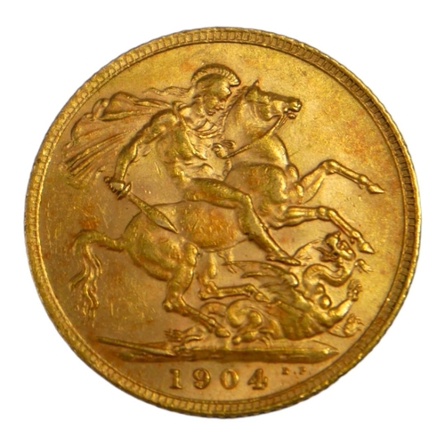 26 - AN EDWARDIAN 22CT GOLD SOVEREIGN COIN, DATED 1904 
With King Edward VII bust and George and Dragon t... 