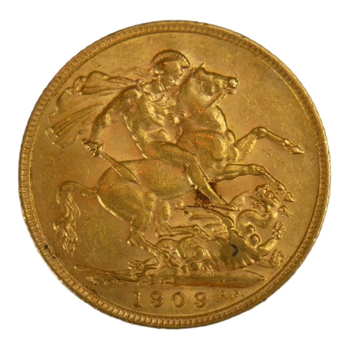 55 - AN EDWARDIAN 22CT GOLD SOVEREIGN COIN, DATED 1909 
With King Edward VII bust and George and Dragon t... 