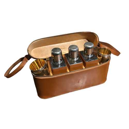 95b - HUNTERS, A VINTAGE SILVER PLATED PORTABLE DRINKING SET IN LEATHER CASE. 
(h 19cm x w 30cm x depth 7.... 