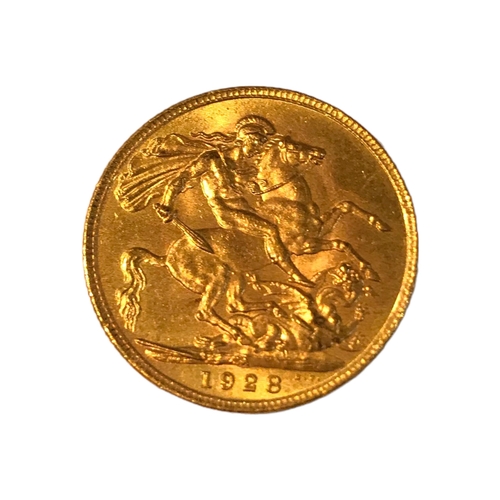 61 - AN EARLY 20TH CENTURY 22CT GOLD SOVEREIGN COIN, DATED 1928
With King George V bust and George and Dr... 