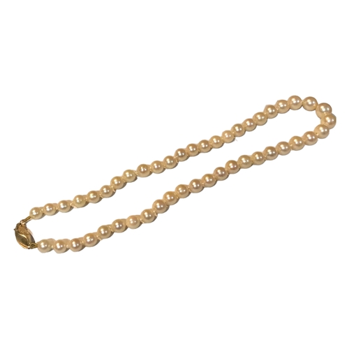 76B - A SEMI-ROUND SEA PEARL NECKLACE
With 14ct gold clasp and a part textured and polished finish.
(gross... 