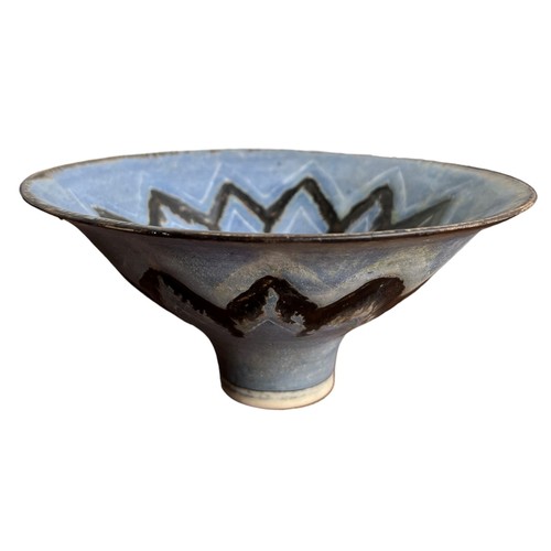 71 - DAME LUCIE RIE, AUSTRIAN/BRITISH, 1902 - 1995, A RARE AND UNUSUAL PORCELAIN CIRCULAR FOOTED BOWL
Wit... 