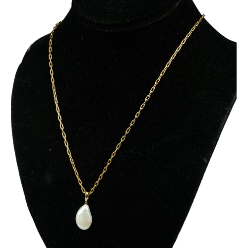 11 - AN 18CT GOLD AND PEARL PENDANT, TOGETHER WITH AN 18CT YELLOW GOLD CHAIN.
(length 59.5cm, 16.2g)