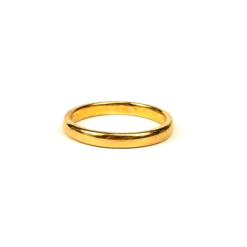 21 - A 22CT GOLD BAND.
(UK size L, 3.3g)