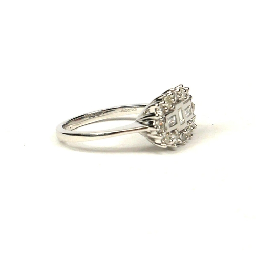 30 - 18CT WHITE GOLD DIAMOND CLUSTER RING, set with round brilliant cut and baguette cut diamonds.  (Diam... 