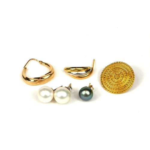 35 - A PAIR OF 18CT WHITE GOLD AND PEARL EARRINGS, TOGETHER WITH A COLLECTION OF LOOSE 18CT GOLD ITEMS.
(... 
