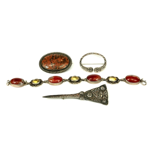 45 - A SCOTTISH SILVER AND AGATE BROOCH, TOGETHER WITH A CARNELIAN AND CITRINE BRACELET AND TWO CELTIC DE... 