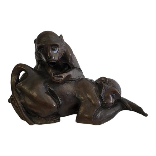 95 - SIRIO TOFANARI, ITALIAN, 1886 - 1969, BRONZE SCULPTURE, MONKEYS 
Signed.
(38cm x 21cm)

Condition: g... 