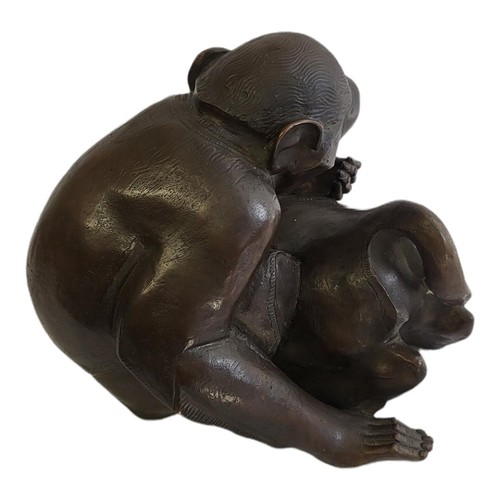 95 - SIRIO TOFANARI, ITALIAN, 1886 - 1969, BRONZE SCULPTURE, MONKEYS 
Signed.
(38cm x 21cm)

Condition: g... 