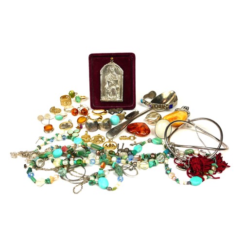 51 - A COLLECTION OF SILVER JEWELLERY AND ITEMS, TO INCLUDE RINGS, BANGLES, CHAINS, PENDANTS, EARRINGS, C... 