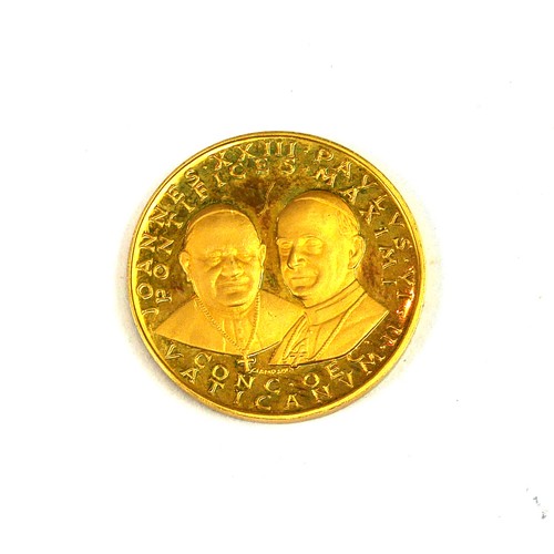 10A - AN ITALIAN 21.6CT GOLD VATICAN ECUMENICAL COUNCIL II COIN.
(90% gold, 7.1g)