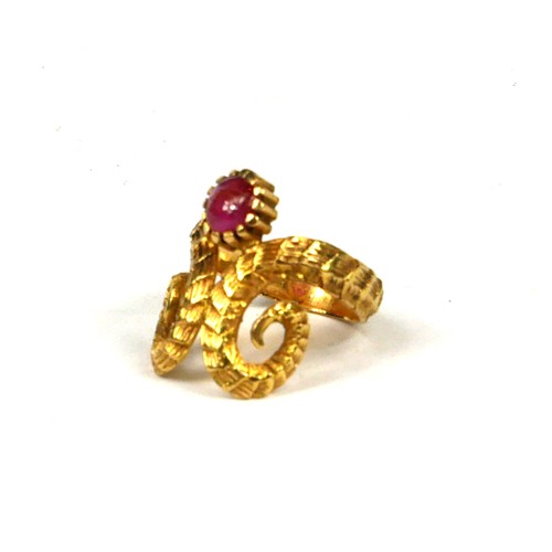13A - AN 18CT YELLOW GOLD AND RUBY RING HAVING STYLISED RAMS HORN DESIGN. 
(UK ring size K, gross weight 6... 