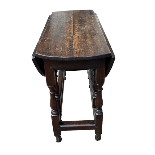 158 - A SMALL 17TH CENTURY WILLIAM AND MARY OAK GATE LEG TABLE
Supported on eight turned baluster columns ... 