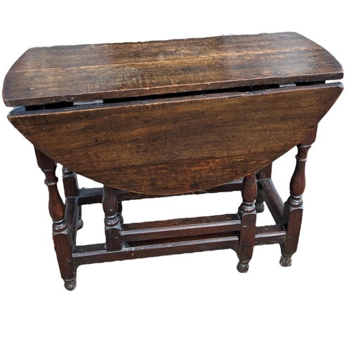 158 - A SMALL 17TH CENTURY WILLIAM AND MARY OAK GATE LEG TABLE
Supported on eight turned baluster columns ... 