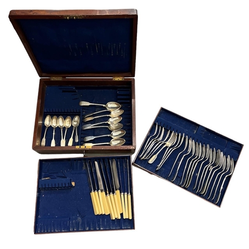 69A - JOHN SANDERSON, AN EDWARDIAN SILVER COLLARED AND SILVER PLATED FISH SERVERS, HALLMARKED SHEFFIELD, 1... 