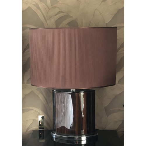 512 - A PAIR OF LARGE LACQUERED FAUX ROSEWOOD TABLE LAMPS
With brown pleated fabric shades.
(79cm)

Condit... 