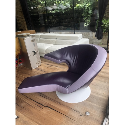 552 - A LEOLUX MAUVE LEATHER CHAISE LOUNGE
On cream circular revolving base.
(145cmn x 99cm x 80cm)

Condi... 