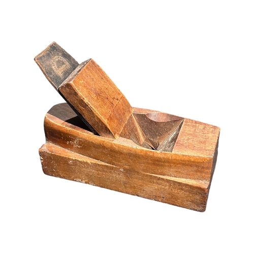 65 - J. DOCKER, BIRMINGHAM ‘P’ PLANE TOOL FOR WOODWORKING.
(length 20.5cm x w 7.8cm)