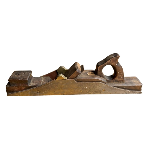 69 - A LARGE LATE 19TH/EARLY 20TH CENTURY JOINTER PLANE TOOL FOR WOODWORKING.
(length 55.5cm x w 8cm)